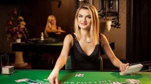 n52com ဘောလုံးလောင်းကစား Live Betting Myanmar ကစားသမား smartphone ဖြင့် ပွဲကြည့်နေသည့် မြင်ကွင်း